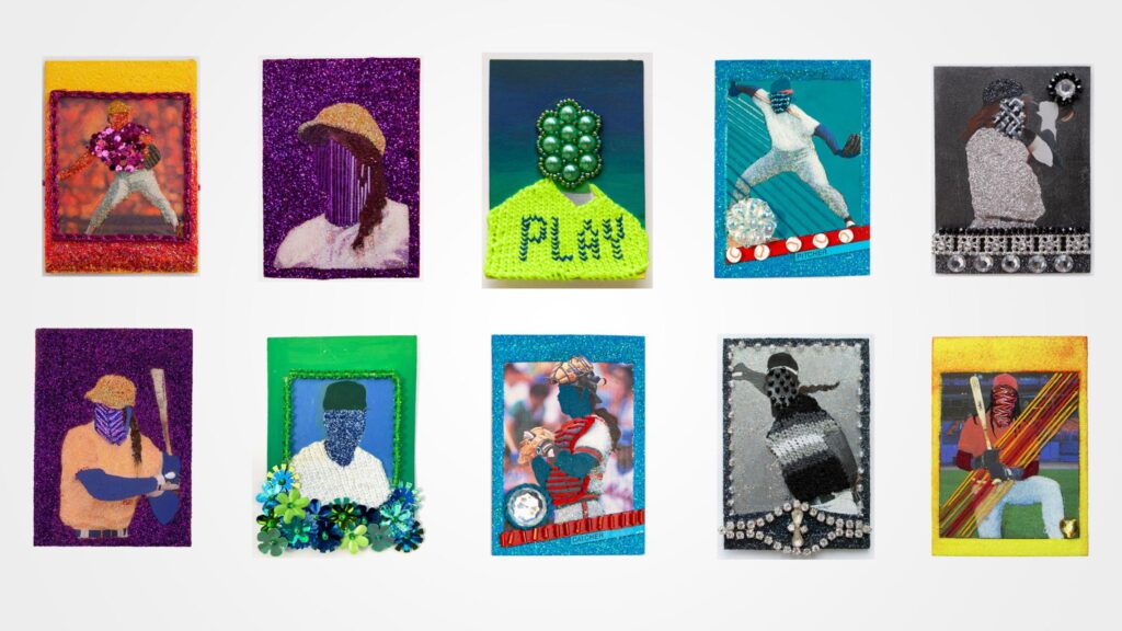 Una composición organizada en dos filas que muestra diez tarjetas de arte tipo collage de técnicas mixtas. Cada pieza reimagina tarjetas de béisbol vintage utilizando diversos materiales como brillantina, cuentas, joyas, tela, bordados y elementos decorativos sobre las figuras de los jugadores. Las tarjetas presentan colores vibrantes, texturas llamativas y una estética de arte pop contemporáneo, transformando las fotografías originales de atletas en piezas de arte textil y ornamental únicas.